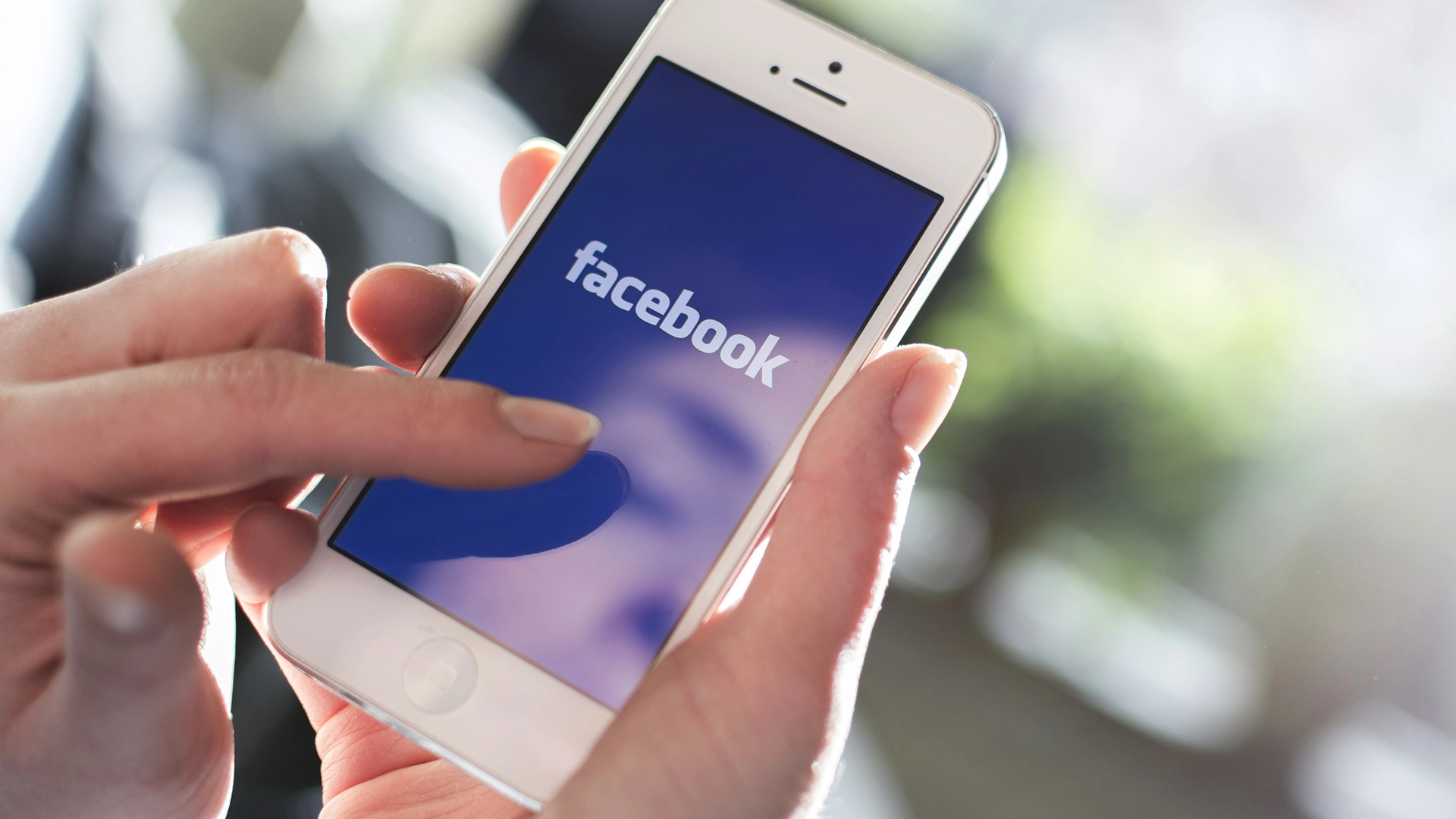 Facebook can drain iPhone and Android phone batteries says former employee